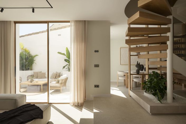 Image No.5-4 Bed Property for sale