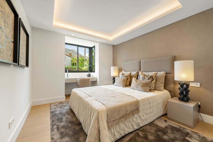 Image No.2-5 Bed Property for sale