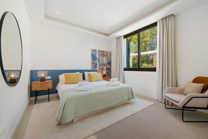 Image No.15-6 Bed Property for sale