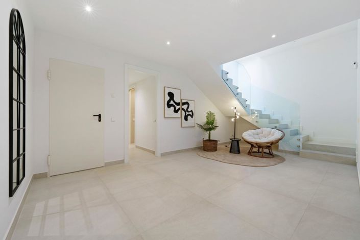 Image No.17-6 Bed Property for sale