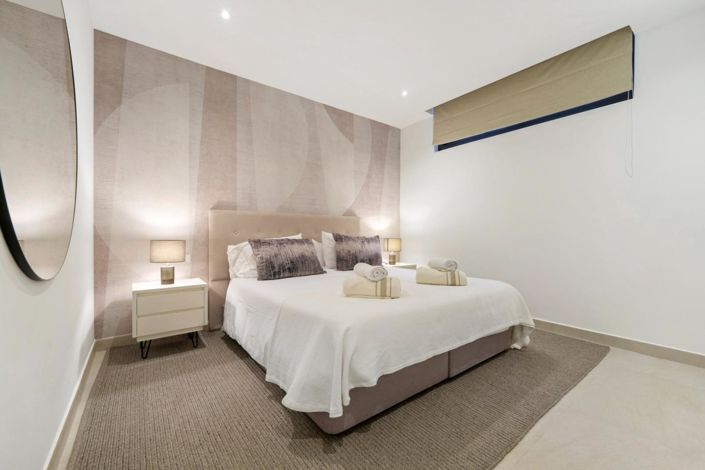 Image No.18-6 Bed Property for sale