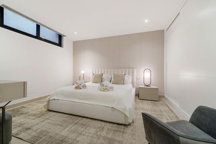 Image No.20-6 Bed Property for sale