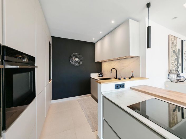 Image No.12-5 Bed Property for sale