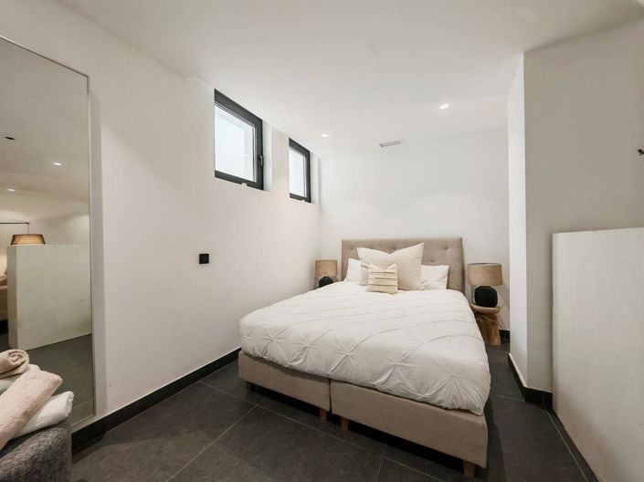 Image No.16-5 Bed Property for sale