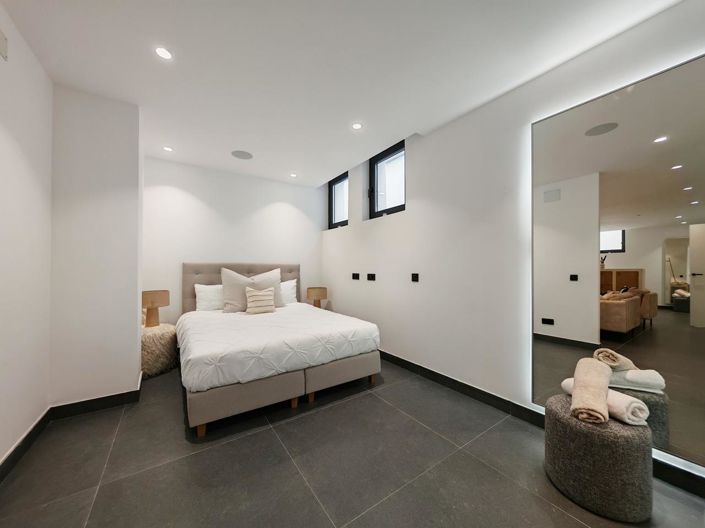 Image No.18-5 Bed Property for sale