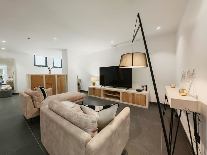 Image No.19-5 Bed Property for sale