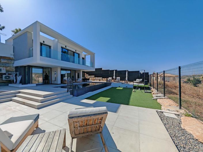 Image No.22-5 Bed Property for sale