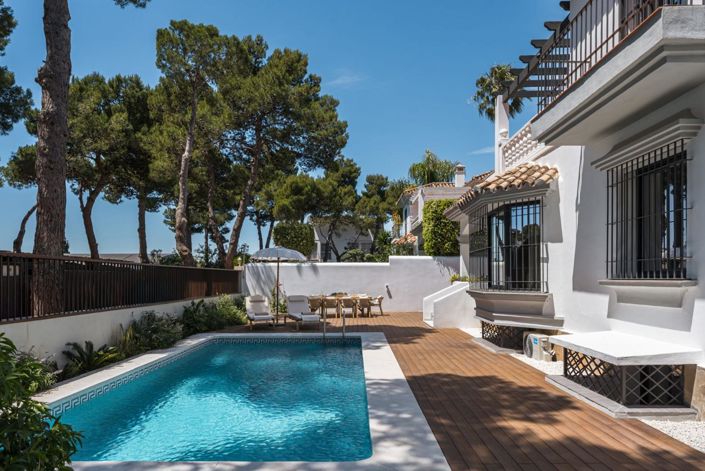 Image No.1-6 Bed Property for sale