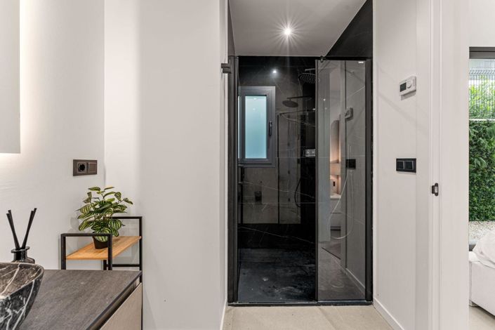 Image No.20-5 Bed Property for sale