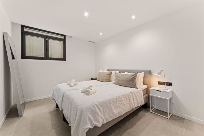 Image No.22-5 Bed Property for sale