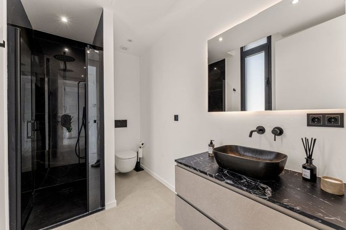 Image No.6-5 Bed Property for sale