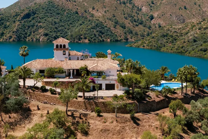 Image No.1-6 Bed Property for sale