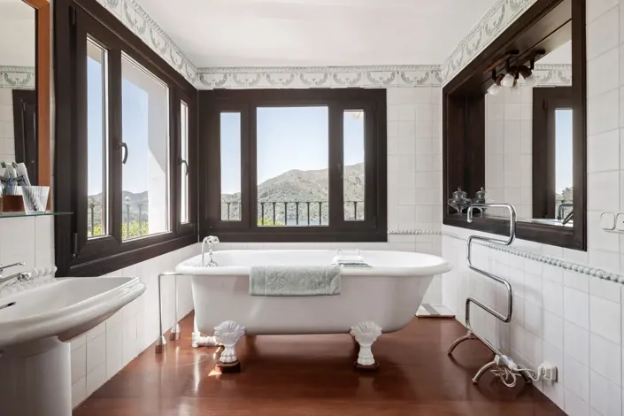 Image No.14-6 Bed Property for sale