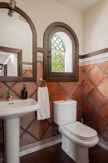 Image No.19-6 Bed Property for sale