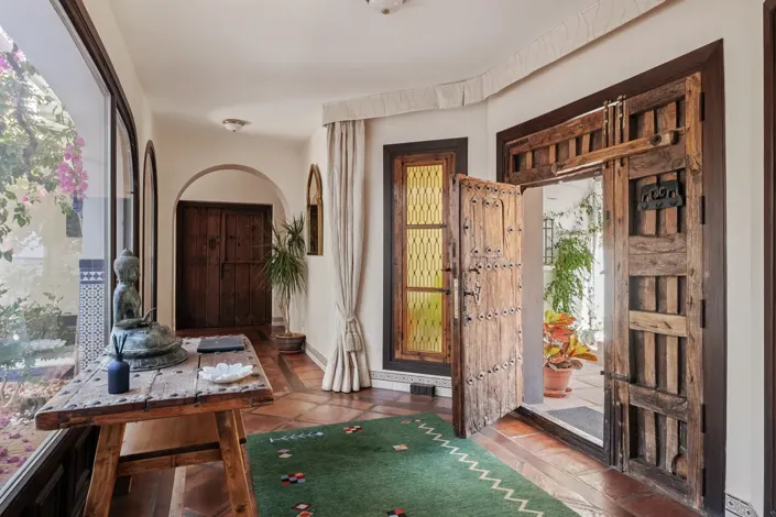 Image No.2-6 Bed Property for sale