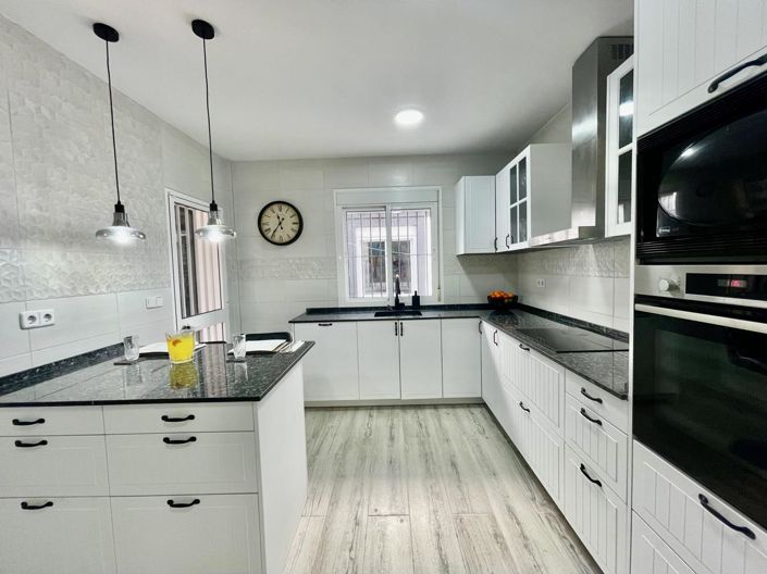 Image No.15-4 Bed Property for sale