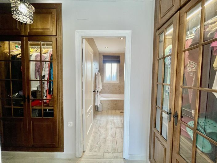 Image No.41-4 Bed Property for sale