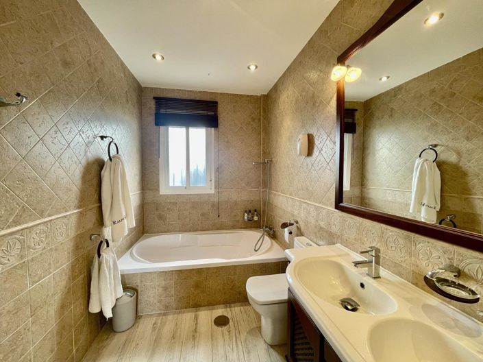 Image No.42-4 Bed Property for sale