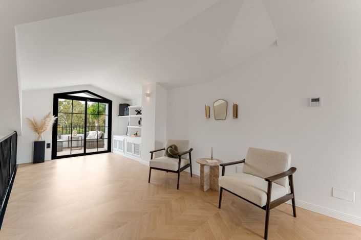 Image No.10-6 Bed Property for sale