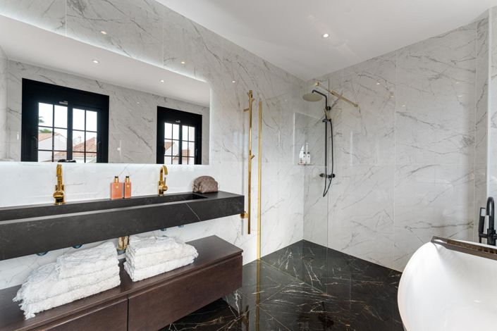 Image No.16-6 Bed Property for sale