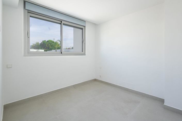 Image No.20-3 Bed Property for sale