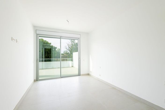 Image No.24-3 Bed Property for sale