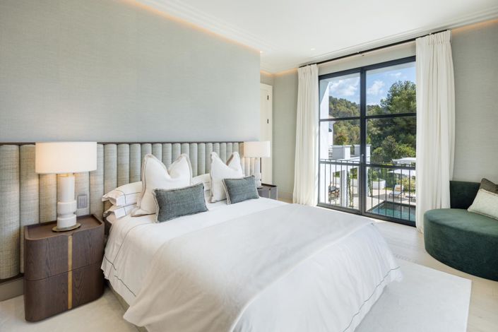 Image No.8-6 Bed Property for sale