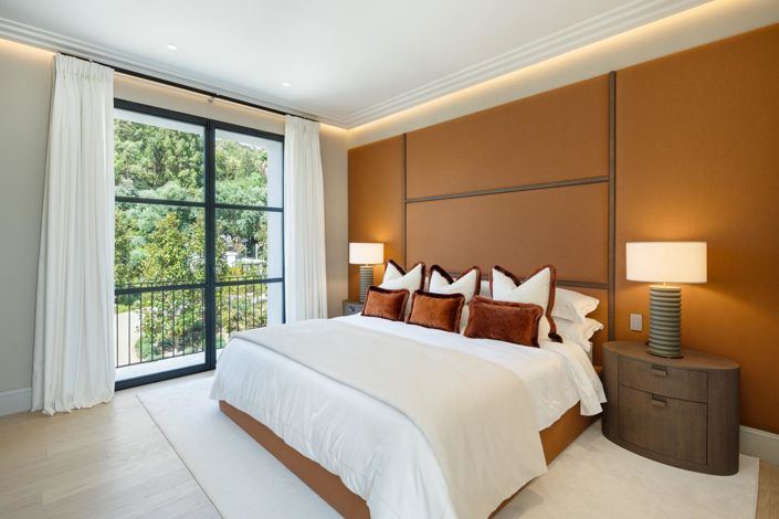 Image No.8-6 Bed Property for sale