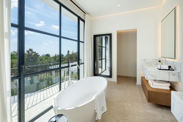 Image No.9-6 Bed Property for sale