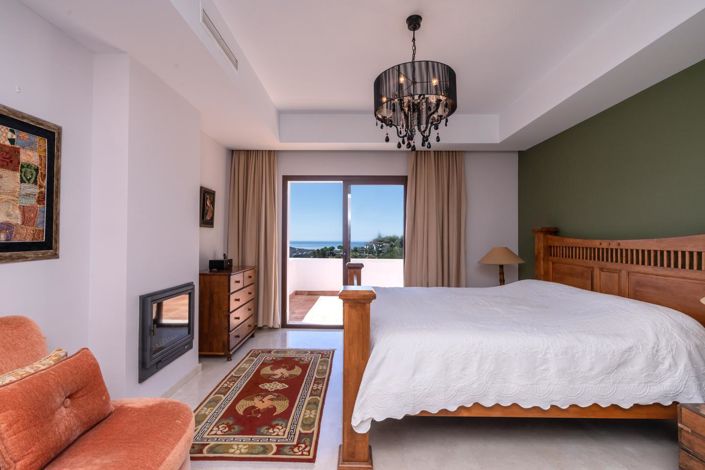 Image No.12-4 Bed Property for sale