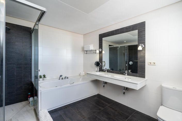 Image No.15-4 Bed Property for sale