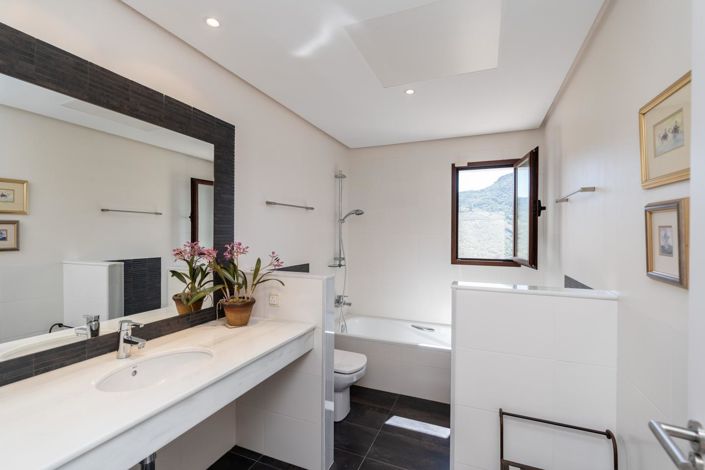 Image No.6-4 Bed Property for sale