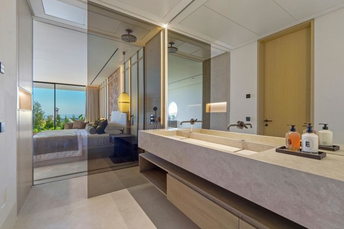 Image No.24-8 Bed Property for sale