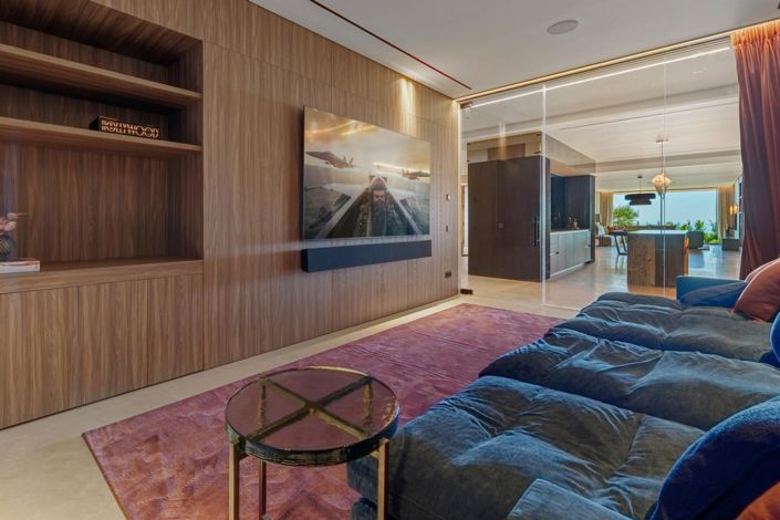 Image No.9-8 Bed Property for sale