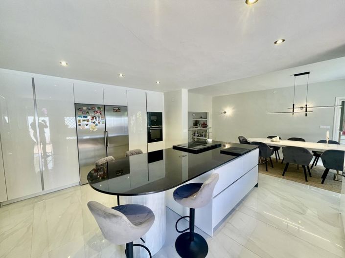 Image No.26-5 Bed Property for sale