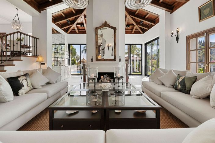 Image No.1-4 Bed Property for sale