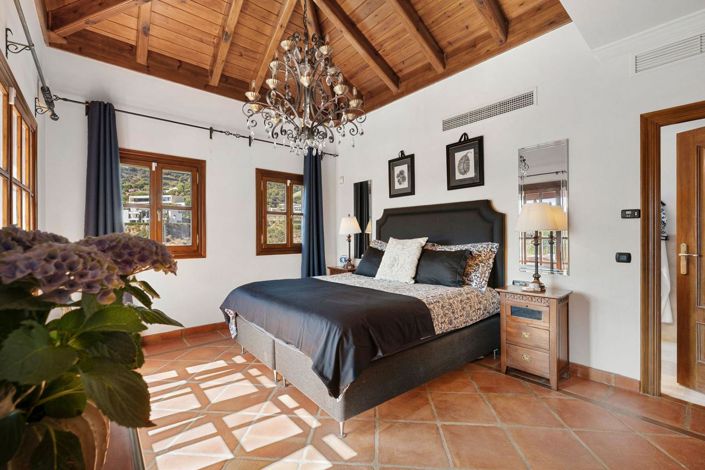 Image No.24-4 Bed Property for sale