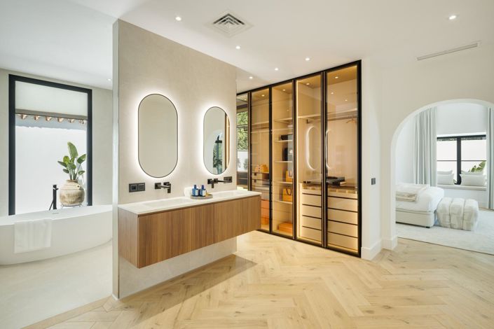 Image No.12-5 Bed Property for sale