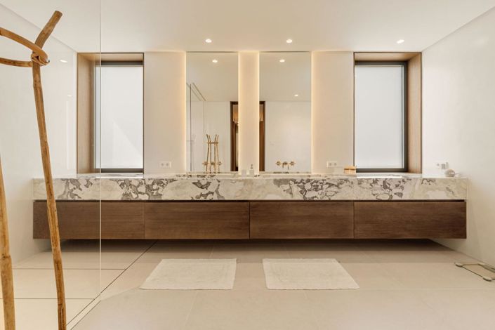 Image No.15-6 Bed Property for sale