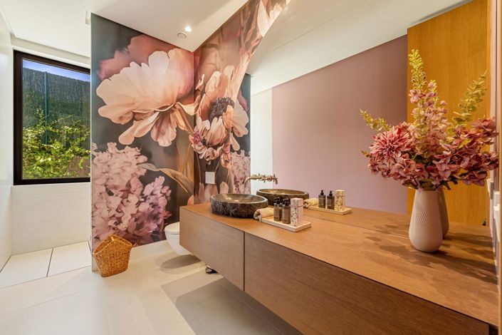 Image No.20-6 Bed Property for sale