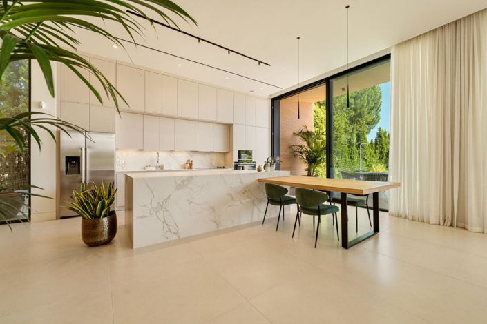 Image No.25-6 Bed Property for sale