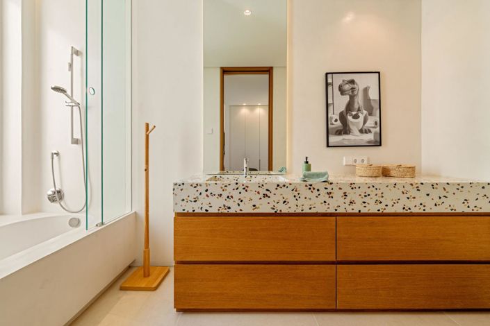 Image No.8-6 Bed Property for sale