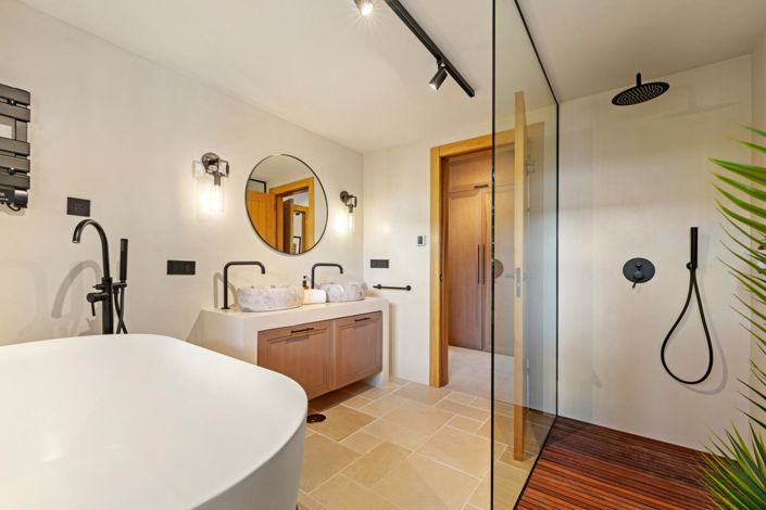 Image No.20-6 Bed Property for sale