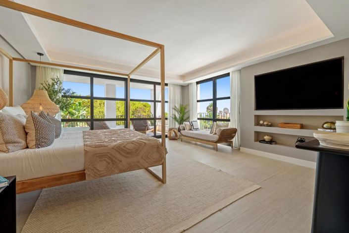 Image No.21-6 Bed Property for sale