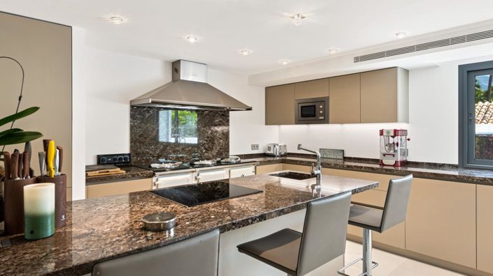 Image No.12-6 Bed Property for sale