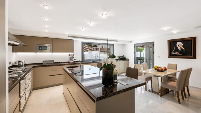 Image No.17-6 Bed Property for sale