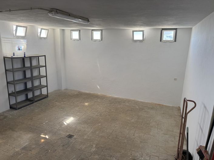 Image No.24-5 Bed Property for sale