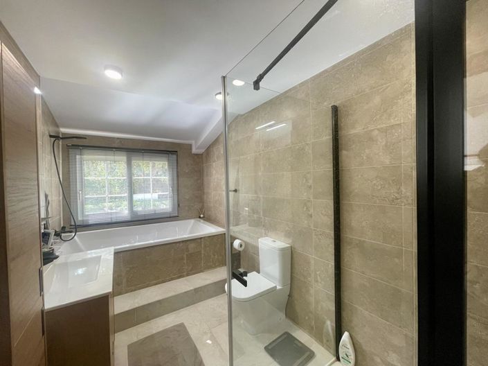 Image No.24-3 Bed Property for sale