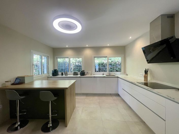 Image No.27-3 Bed Property for sale