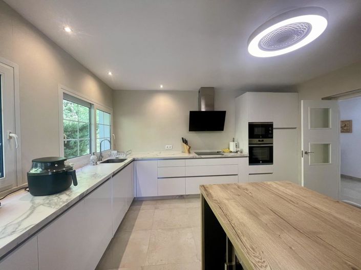 Image No.29-3 Bed Property for sale